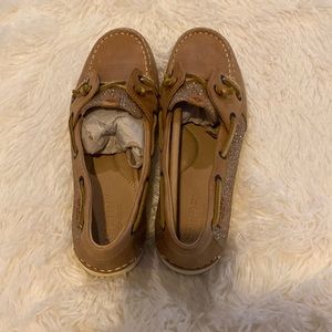 Brand new NEVER WORN women’s size 7.5 sperry. Rose gold GLITTER on the sides